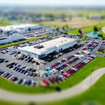 Firemné parkovisko: materiál, značenie, osvetlenie, parkovacia politika