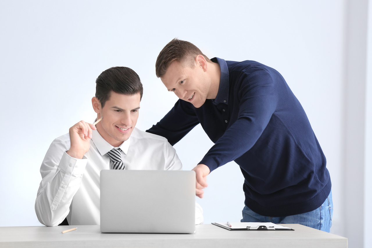 Absolvent MBA programu s diplomom, pripravený na nové kariérne príležitosti.