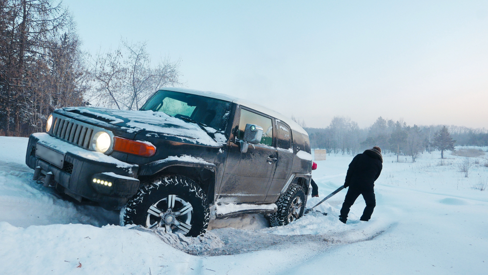 SUV vybavené snehovými reťazami pre bezpečnú jazdu v zasneženom horskom teréne.