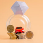 Auto zaparkované pred poisťovňou s dokumentmi o PZP na kapote.