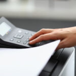 Firemná tlačiareň počas tlače dokumentov v kancelárii