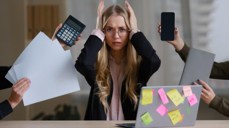 Účtovník pracuje s mzdovými dokumentmi a finančnými údajmi na počítači