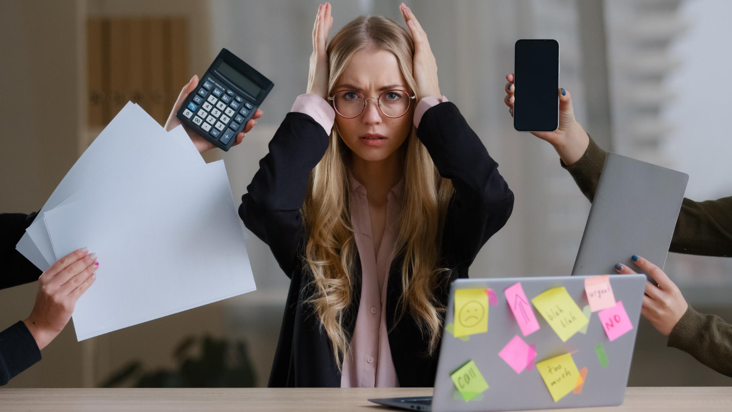 Účtovník pracuje s mzdovými dokumentmi a finančnými údajmi na počítači