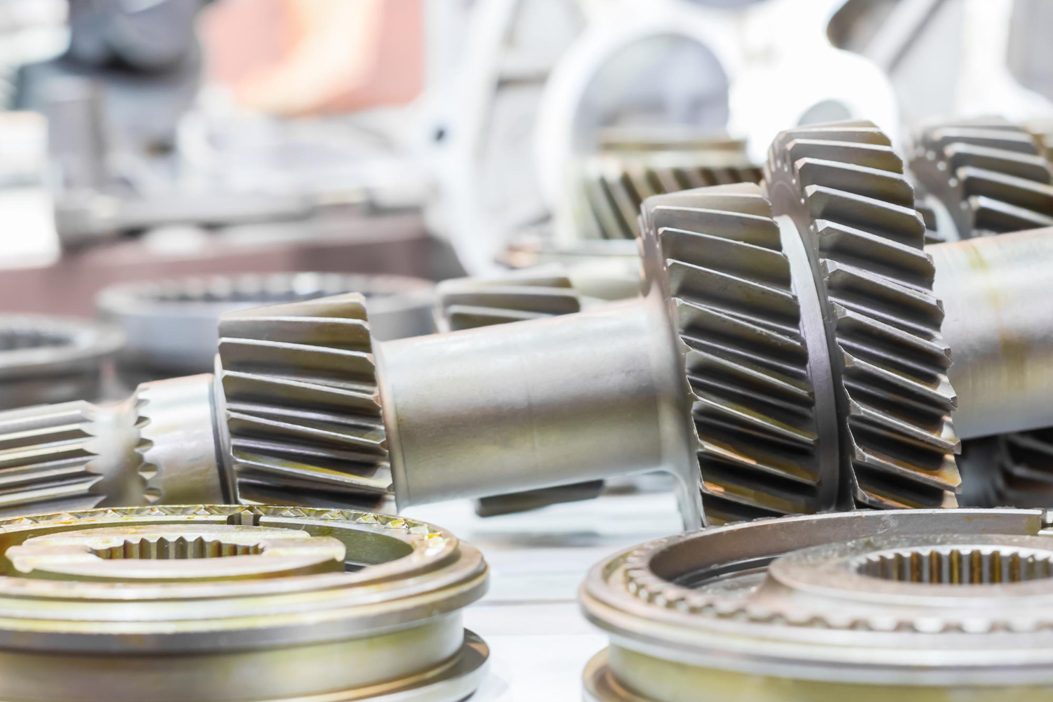 Priemyselný elektromotor a prevodovka vo výrobnej hale počas prevádzky