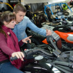 Rôzne typy štvorkoliek zaparkované v teréne počas výberu ATV modelu