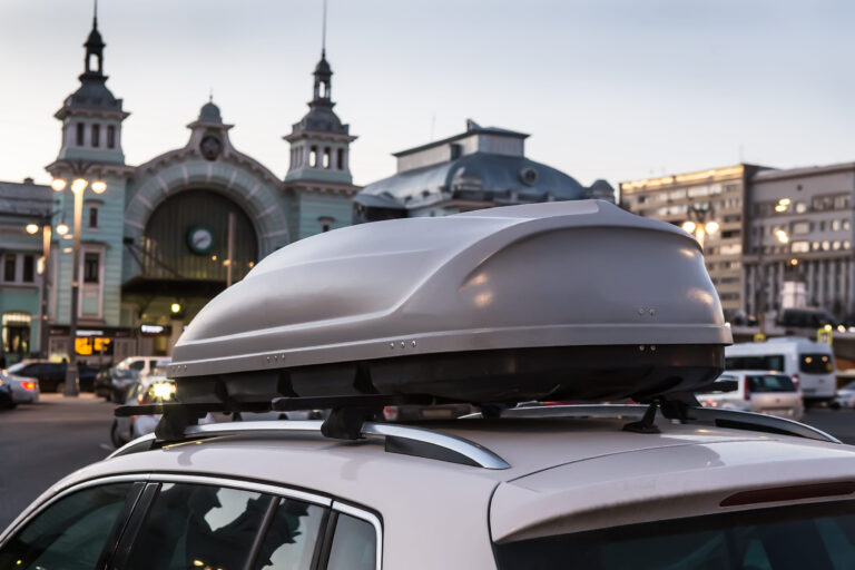 Výber strešného boxu na auto podľa veľkosti, tvaru a typu vozidla