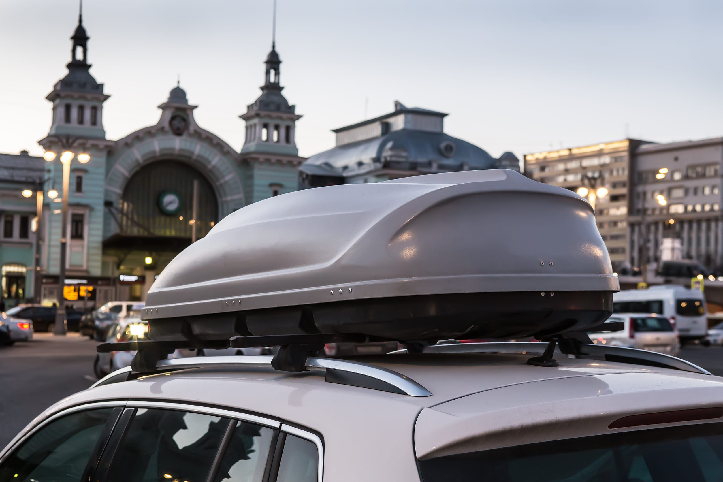 Výber strešného boxu na auto podľa veľkosti, tvaru a typu vozidla