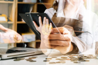 Podnikateľ analyzuje riziká a finančné ukazovatele svojej firmy.