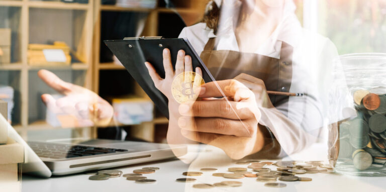 Podnikateľ analyzuje riziká a finančné ukazovatele svojej firmy.
