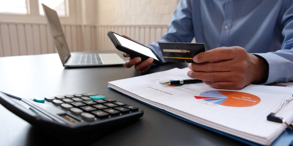 Podnikateľ porovnávajúci bankové účty a možnosti úverového financovania firmy.